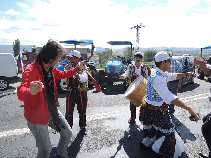 Kang Kitae meets local farmers during his trip to rural Turkey.